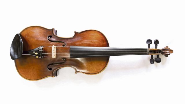 Die Geige wanderte von Musikerhand zu Musikerhand, bis sie in den Besitz des Mozarteums gelangte.