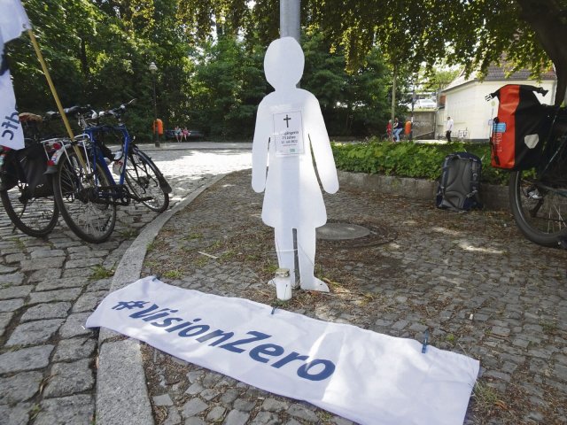An die getötete Seniorin erinnert nun am Bahnhof Hermsdorf temporär eine weiße Silhouette.