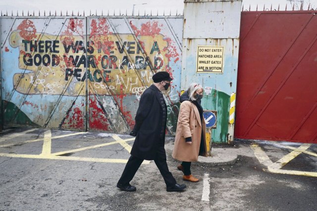 "Es gab nie einen guten Krieg oder einen schlechten Frieden", steht auf dem Tor am Belfaster Lanark Way. Immer wieder kommt es an der Grenze zwischen den katholischen und protestantischen Vierteln zu Auseinandersetzungen.