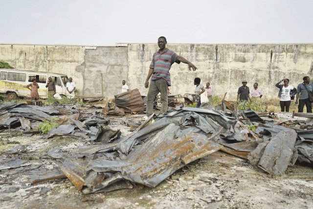 Vernachlässigter Konflikt: Das war mal sein Haus, Kameruner in den Trümmern seiner niedergebrannten Unterkunft in Buea im Südwesten Kameruns.