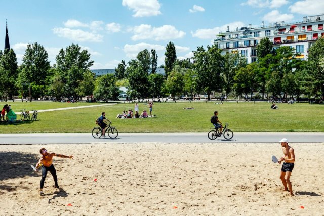 »Lebensfreude« bedeutet in Deutschland auch Sport unter praller Mittagssonne.