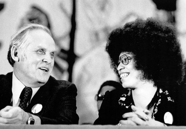 Ikonen des US-Kommunismus: Gus Hall und Angela Davis bei einem Treffen anlässlich des Mass Bicentennial Festivals in Chicago 1975.