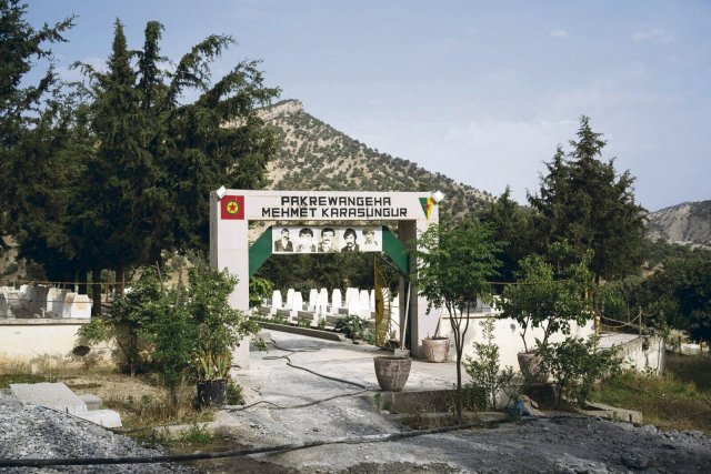 Ein Friedhof in den Kandil-Bergen: Hier liegen ungefähr 1000 Tote begraben, Kämpfer*innen und Aktivist*innen der Bewegung.