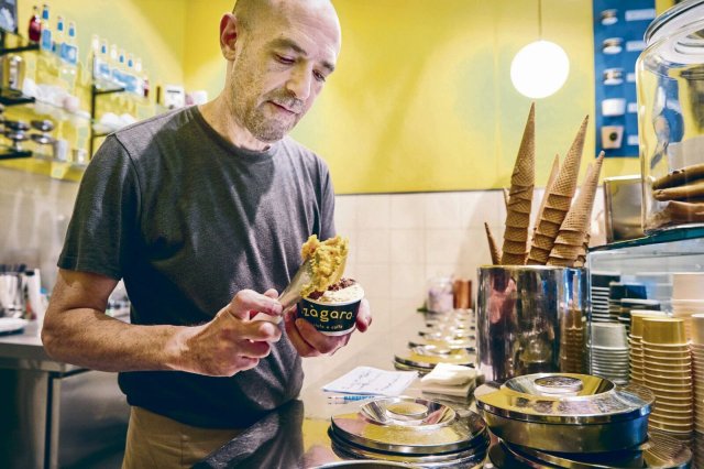 Bloß keine Kugeln! Gil More spachtelt in seiner Eisdiele Zàgara – gelato e caffè am Schlesischen Tor.