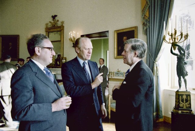 Ein Prösterchen auf die Staatslenkung in den Siebzigern: Kissinger, Ford und Schmidt im Weißen Haus