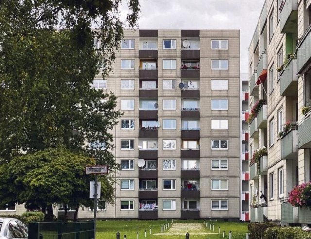 Banger Blick angesichts steigender Wohnkosten: Bewohner in Hamburg Eidelstedt