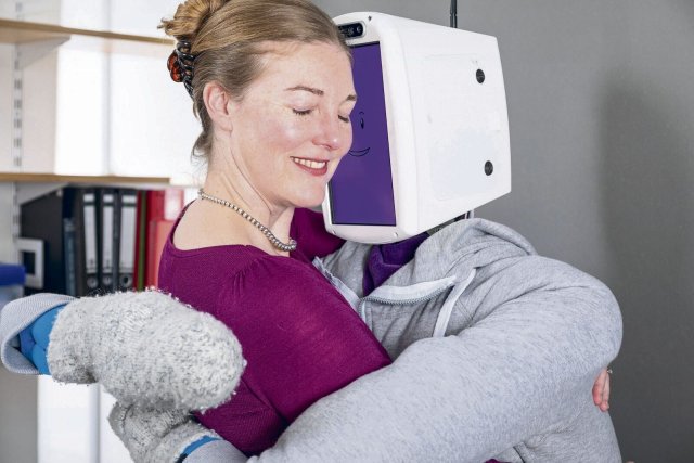 Die Roboterwissenschaftlerin Katherine J. Kuchenbecker mit dem HuggieBot
