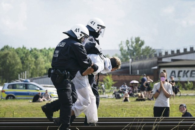 Mit Schmerzgriffen führten Polizisten am Wochenende Klima-Aktivisten ab, die Schienenverbindungen im Hamburger Hafen blockierten.