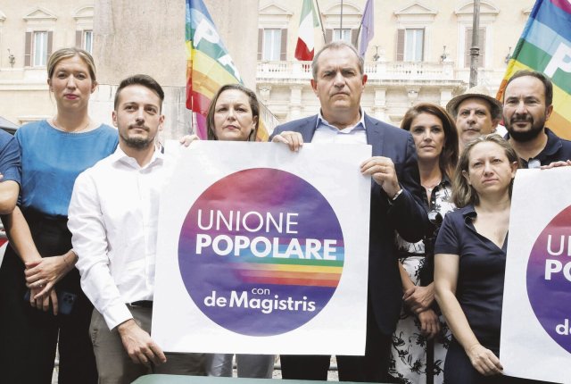 Der frühere Staatsanwalt und Bürgermeister von Neapel Luigi De Magistris (Mitte) wirbt für die linke Volksunion.