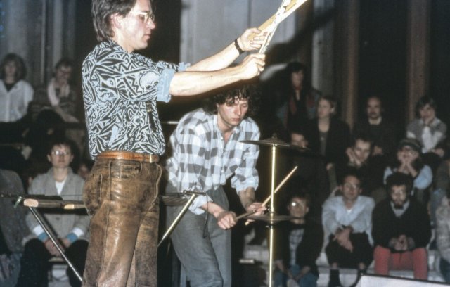Dialektik on the drums: Heiner Goebbels (r.) und Alfred Harth bei einem Konzert im Martin-Gropius-Bau, 1984