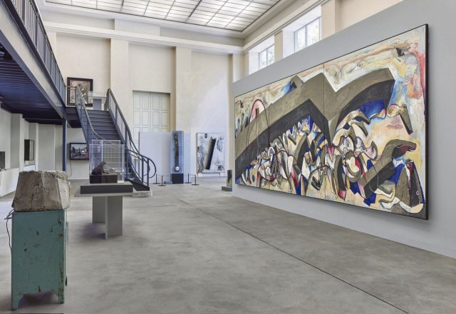 Ausstellungsansicht im Kunsthaus Dahlem, rechts im Bild Wolf Vostells Triptychon »Shoah 1492–1945« (1997)