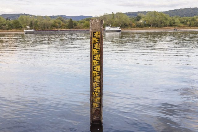 Am Rheinpegel von Oberwinter kann der Stand aktuell nicht abgelesen werden, da ein derartiges Niedrigwasser nicht vorgesehen war.