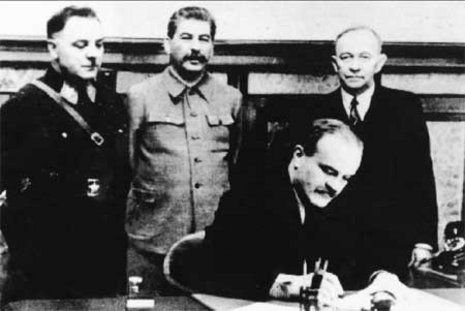 Vertragsunterzeichnung am 2. Dezember 1939 mit Woroschilow, Stalin, Molotow und Kuusinen (v.l.n.r.)