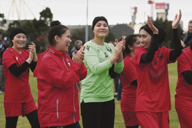 Freude in Melbourne: Fatima (2.v.l.) ist Torhüterin und Kapitänin der afghanischen Fußballerinnen.