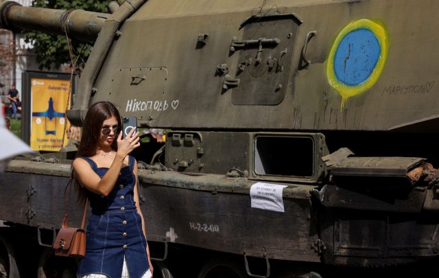Die zerstörte russische Militärtechnik ist bei den Kiewern ein beliebtes Fotomotiv.