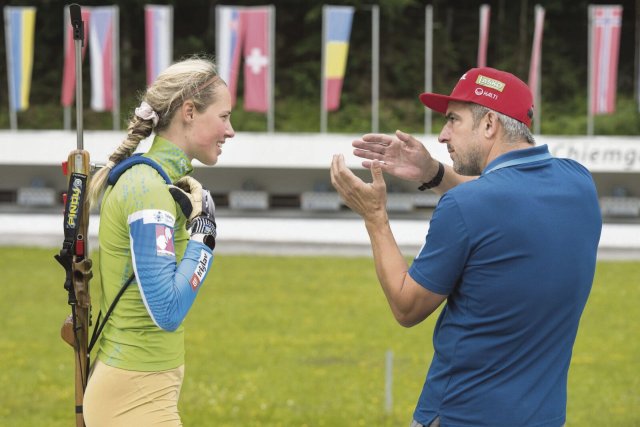 Premiere in Ruhpolding: Der slowenische Chefcoach Ricco Groß trainiert mit der ehemaligen Weltklasse-Langläuferin Anamarija Lampic in der Chiemgau Arena.