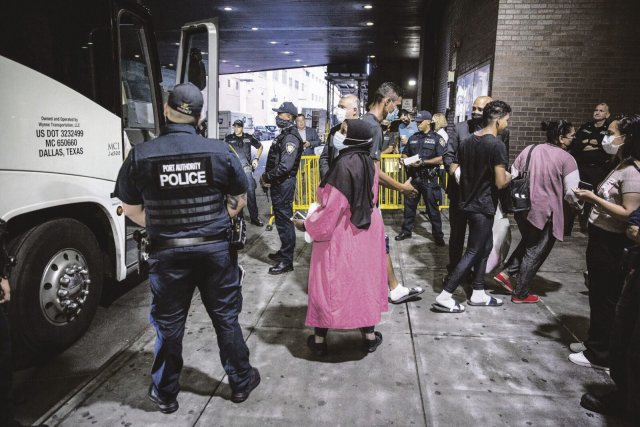 Ankunft per Bus: Asylsuchende in New York im August