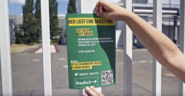 Gasleitungen sichtbar machen – das will Gasexit am Samstag mit solchen Plakaten in Berlin, hier zu sehen im Video der Gruppe.