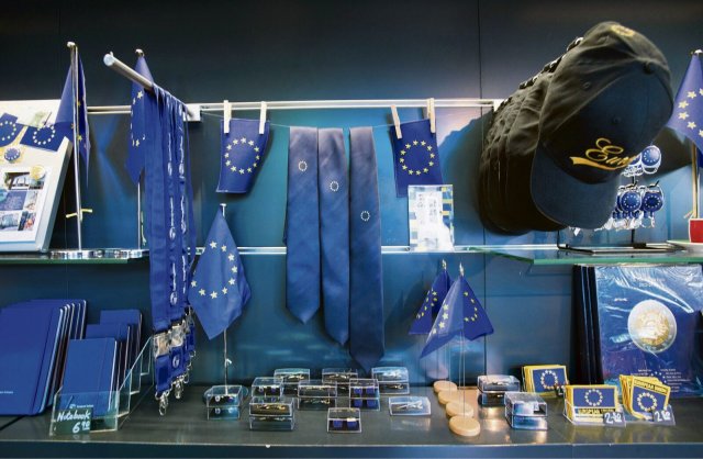 Auch wenn es im Souvenirladen des EU-Parlaments anders aussieht: Europa ist mehr als Fähnchen, Krawatten und Anstecker.
