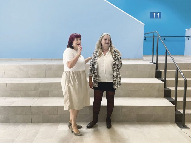 Fühlen sich wohl im Neubau: Bildungssenatorin Astrid-Sabine Busse (SPD) und die kommissarische Schulleiterin Ines Frauenstein (rechts)