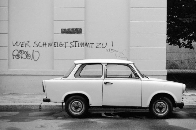 Wer schweigt, stimmt zu – Schrift auf einer Hausfassade nach den Ausschreitungen von Rostock-Lichtenhagen