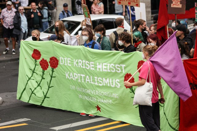 Die Krise heißt Kapitalismus – In Köln demonstrierten Vertreter*innen von Fridays for Future, Ende Gelände, Lützerath lebt und RWE &amp; Co enteignen für eine klimagerechte Zukunft.