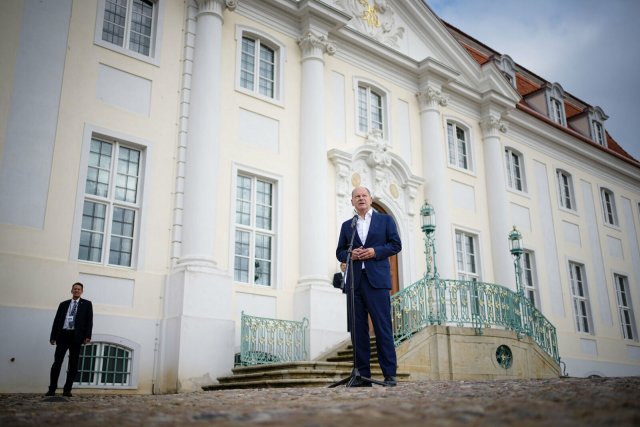 Kanzler Olaf Scholz (SPD) zu Beginn der Klausur des Kabinetts vor dem Schloss Meseberg Foto: dpa/Kay Nietfeld