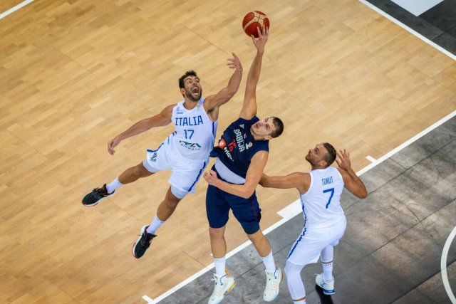 Selbst mit größtem Einsatz konnten die Italiener zuletzt Serbiens NBA-Star Nikola Jokić (M.) nicht stoppen.