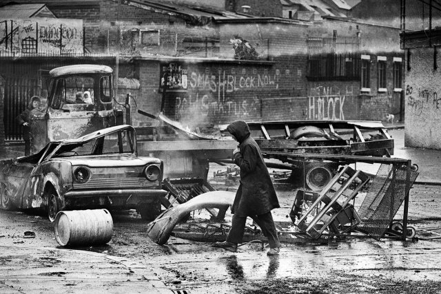 Ausgebrannte Autos in Belfast, Mai 1981, als bekannt wurde, dass der IRA-Kämpfer (und gewählte Parlamentsabgeordnete) Bobby Sands beim Hungerstreik im Gefängnis gestorben war