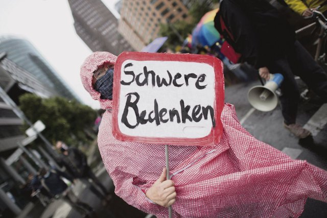 Der nicht enden wollende Mietenwahnsinn treibt in Berlin regelmäßig viele Menschen auf die Straße.