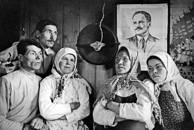 Kolchosbäuerinnen lauschen der Rede von Außenminister Molotow zum deutschen Überfall auf die UdSSR 1941.