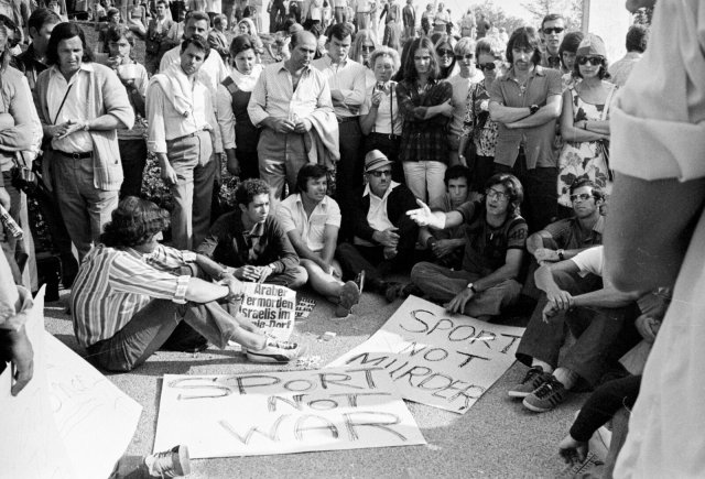 Protest gegen das Attentat 1972 bei den Olympischen Spielen in München im Olympischen Dorf