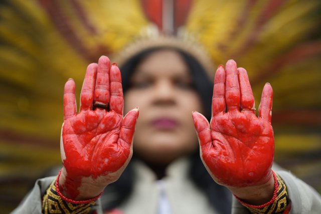 Protest im Amazonas-Gebiet: Sonia Guajajara, Oberhaupt der ethnischen Gruppe der Guajajara, zeigt während eines Protests gegen Gewalt, illegalen Holzeinschlag, Bergbau und Viehzucht ihre rot bemalten Hände.