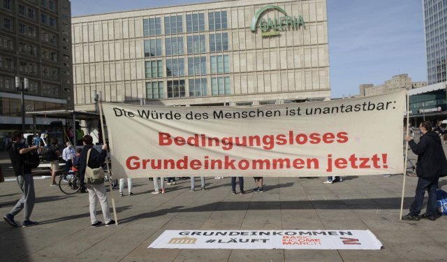 Bleibt vorerst ein Wunschtraum: Demonstration für ein bedingungsloses Grundeinkommen auf dem Alexanderplatz im September 2020.