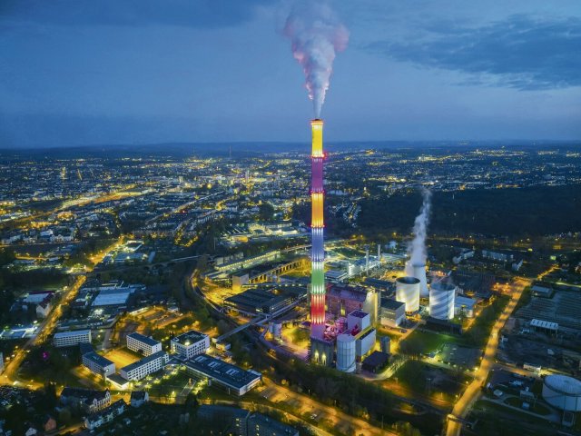 Abschalten zum Energiesparen: Nicht nur der bunte Schornstein des Heizkraftwerks in Chemnitz soll künftig nachts unbeleuchtet bleiben