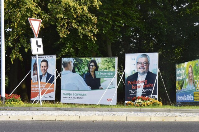 In Bahnhofsnähe, an der Kreuzung Wittenberger und August-Bebel-Straße, haben vier der fünf Bürgermeisterkandidaten ihre Großplakate platziert.