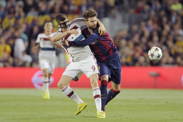 Robert Lewandowski (l.) ringt im Mai mit Barcelona Pique, jetzt tritt der Pole mit den Katalanen gegen die Bayern an.