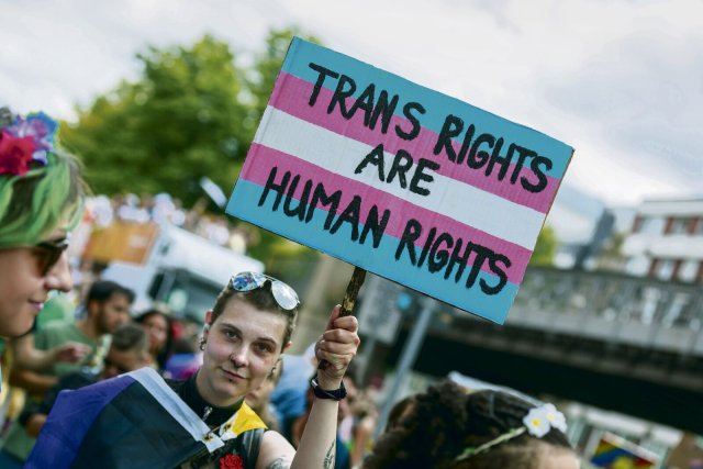 Transrechte sind Menschenrechte. Ella wurde jahrelang ihr Recht auf ein selbstbestimmtes Leben verwehrt.