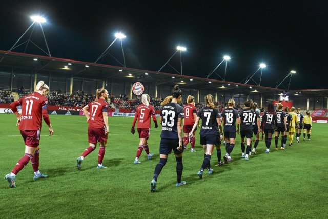 Statt im kleinen Stadion des FC Bayern spielen die Münchnerinnen (l.) und die Eintracht am Freitag in der großen Frankfurter Arena.
