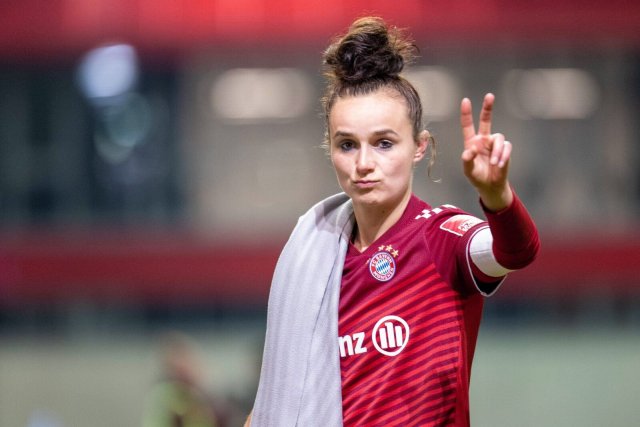 Nationalspielerin Lina Magull vom FC Bayern fordert ein "Mindestgehalt von 2000, 3000 Euro im Monat" für Bundesliga-Fußballerinnen.