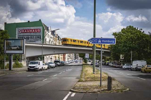 Nicht nach Hamburg, sondern nach Alt-Tegel fährt die U6 – normalerweise. Weil die Brücke saniert werden muss, wird die Strecke ab November ab der Station Kurt-Schumacher-Platz gesperrt.