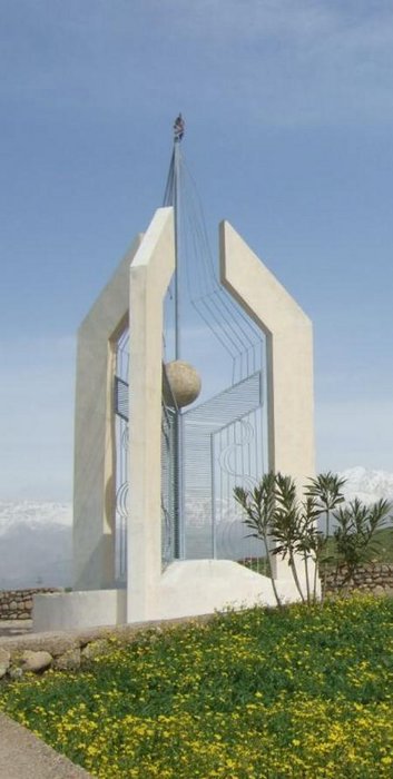Das Denkmal f&#252;r die Halabja-Opfer &#252;ber dem Dorf Anap