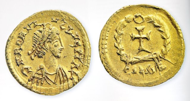 Tremissis des Romulus, Gold, 475-476 n.Chr. geprägt – die Goldmünze hat einen Wert von einem Drittel-Solidus, Vorderseite: Porträt des Kaisers mit Diadem, Rückseite: Kreuz im Kranz