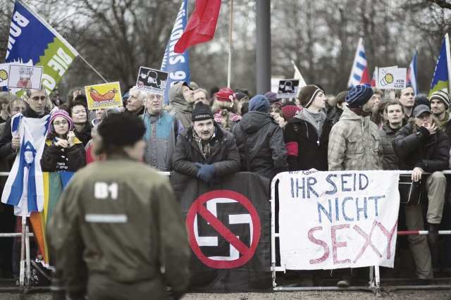 Der Weitlingkiez galt lange als von Neonazis dominiert: Unter dem Motto "Kein Fußbreit den Rassisten" demonstrierten Antifaschist*innen 2011 vor dem Max-Taut-Oberstufenzentrum