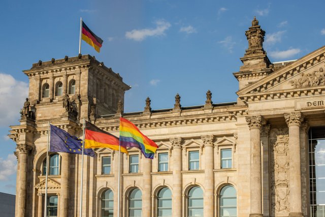 Der Bundestag hisste 2022 erstmals die Regenbogenflagge. Besonders trans Personen sind in Deutschland viel Diskriminierung ausgesetzt.