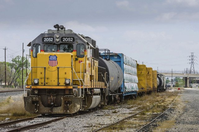 Die US-Eisenbahngesellschaften, wie etwa Union Pacific, zwingen ihre Mitarbeiter zu Überstunden und Dauerbereitschaft.