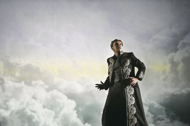 Regisseur, Hauptdarsteller, Sänger: Christian Friedel in "Macbeth"