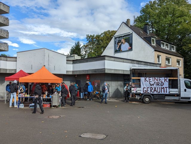 Linke Gruppen haben in Köln-Ostheim zur Vollversammlung eingeladen, um mit Anwohner*innen ins Gespräch zu kommen.