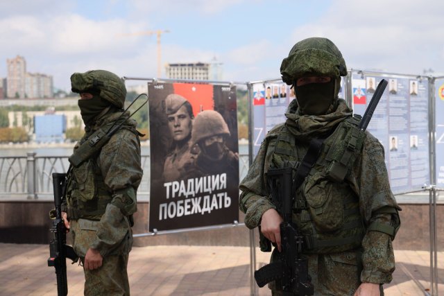 »Tradition zu siegen«, steht auf dem Plakat. Daran glauben viele Russen nicht und versuchen, der Mobilisierung zu entkommen.