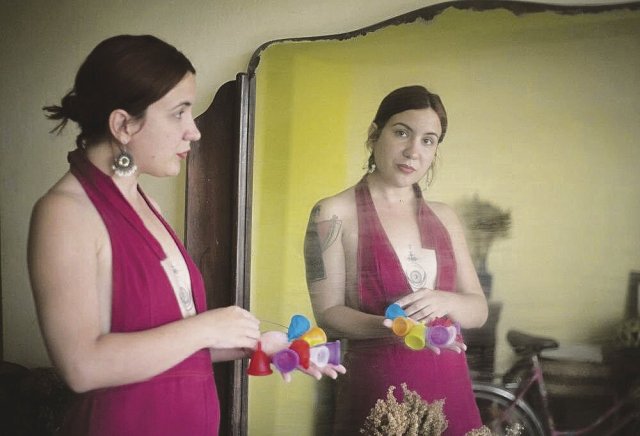 Gemeinsam mit der Organisation "uVe" verteilt Aktivistin Sam Olazabal Menstruationstassen in Kuba.